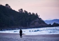 Bamui haebyun-eseo honja - On the Beach at Night Alone - Foto 6