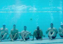 Swimming with Men - Foto 1